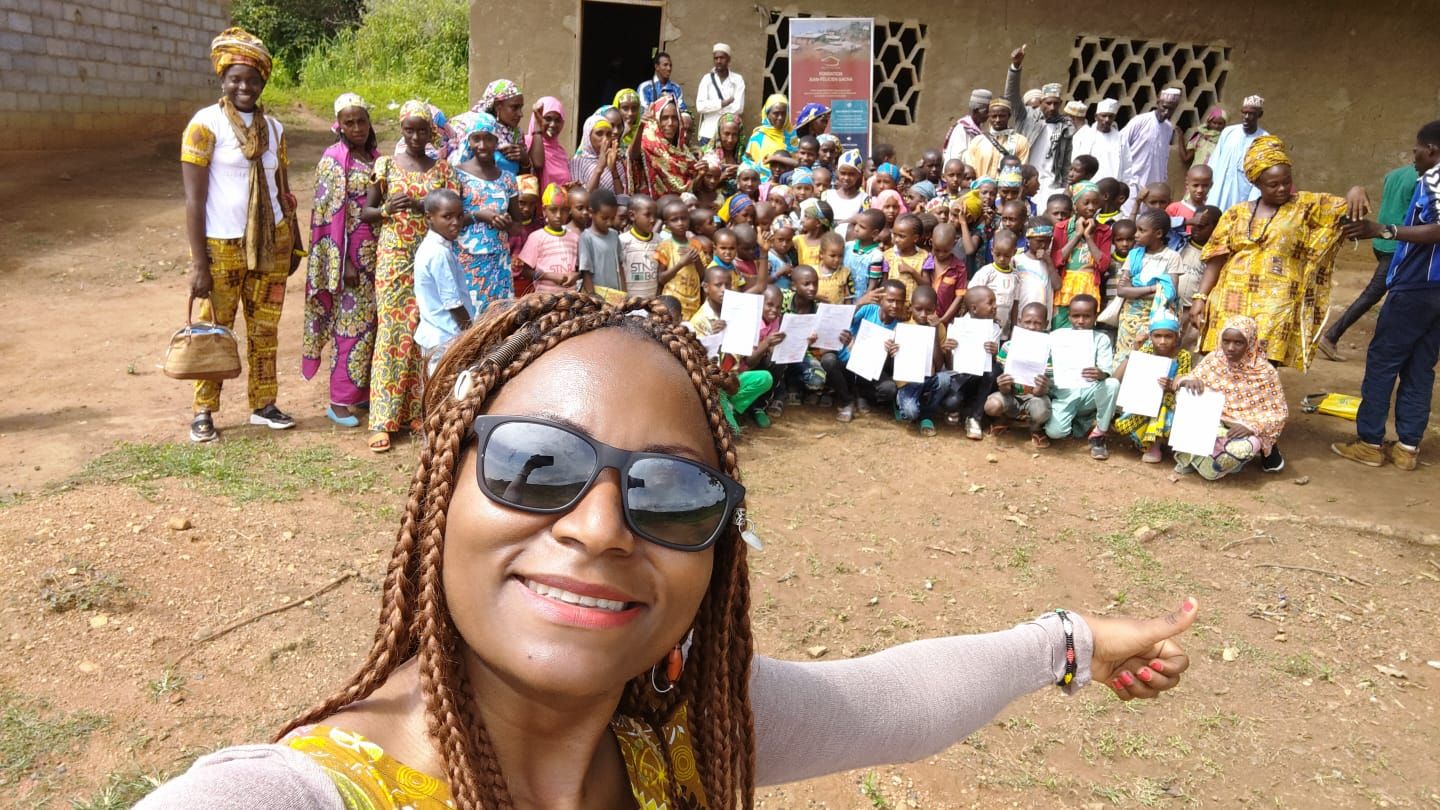 Notre présidente Soemy Ayoung lors de son dernier voyage au Cameroun en juin 2021 a fait une halte à l'école de Manoré sous l'invitation de la fondation Jean-Félicien Gacha et rencontré les enfants ainsi que leurs difficultés.